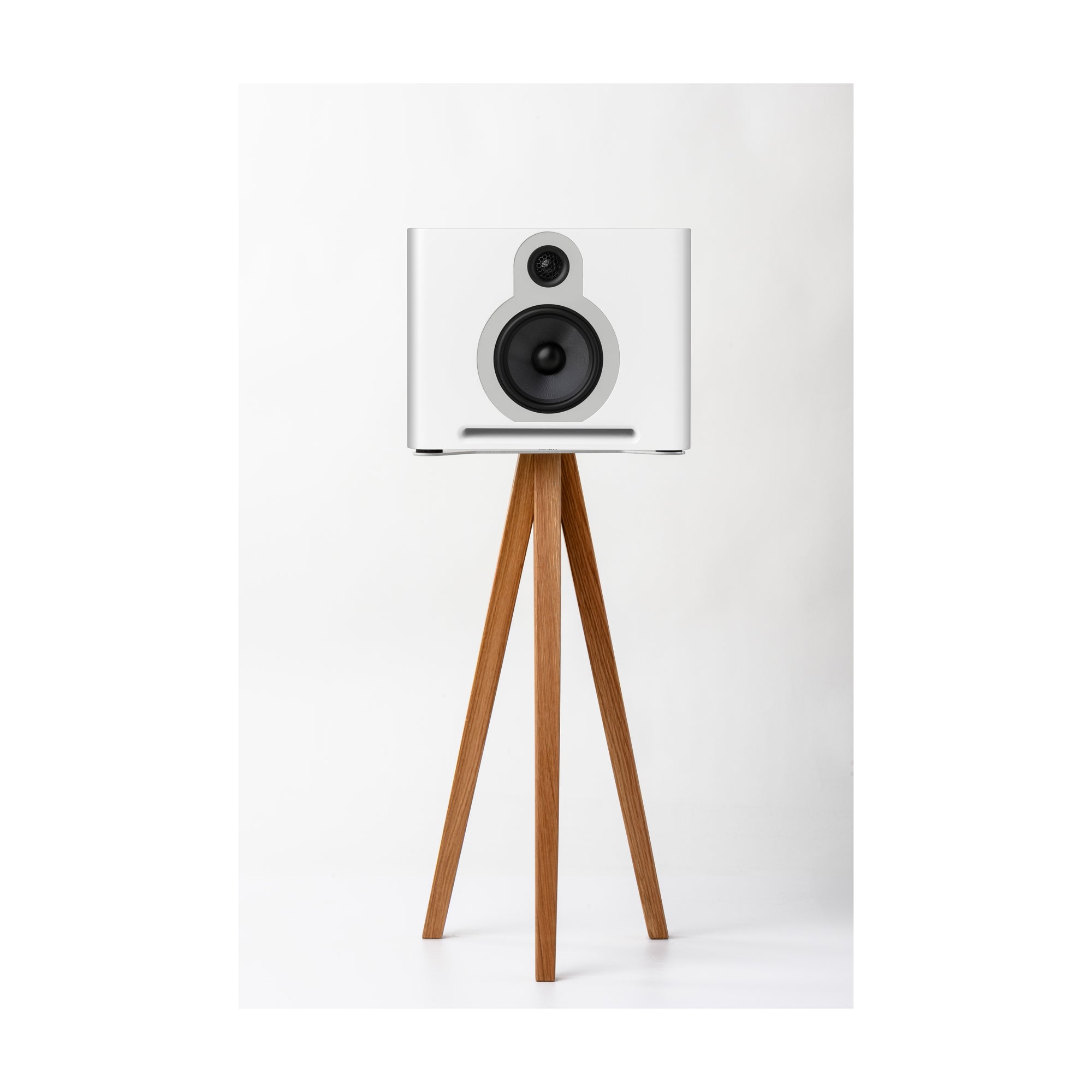 Guru Q10 Standpoint speaker stand in solid oak