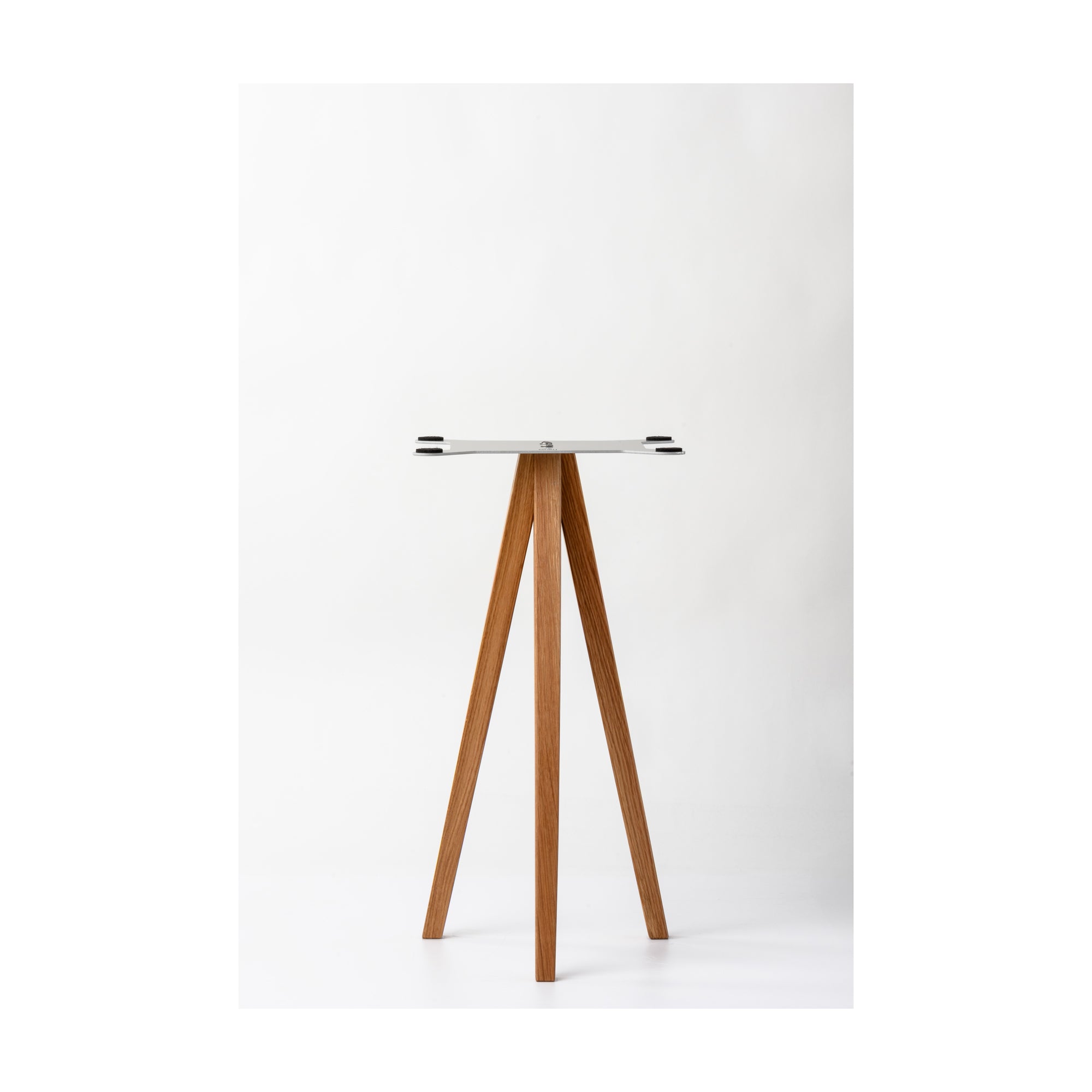 Guru Q10 Standpoint speaker stand in solid oak